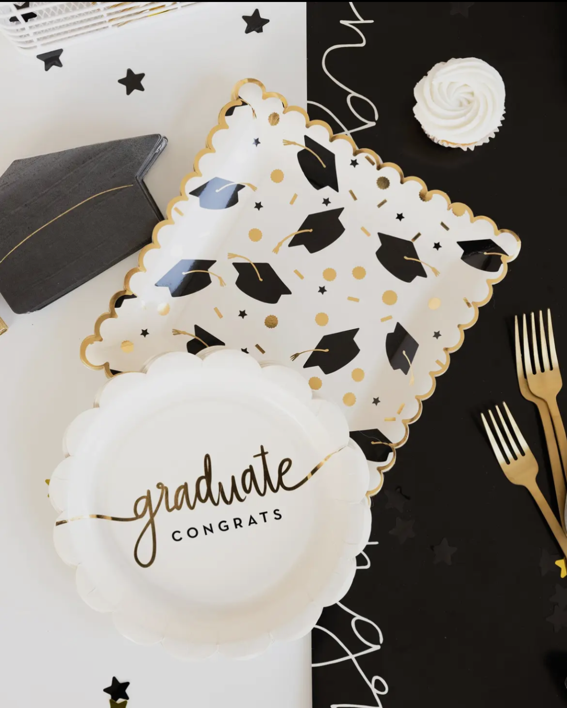 GRADUATION CAP SCATTER PAPER PLATE